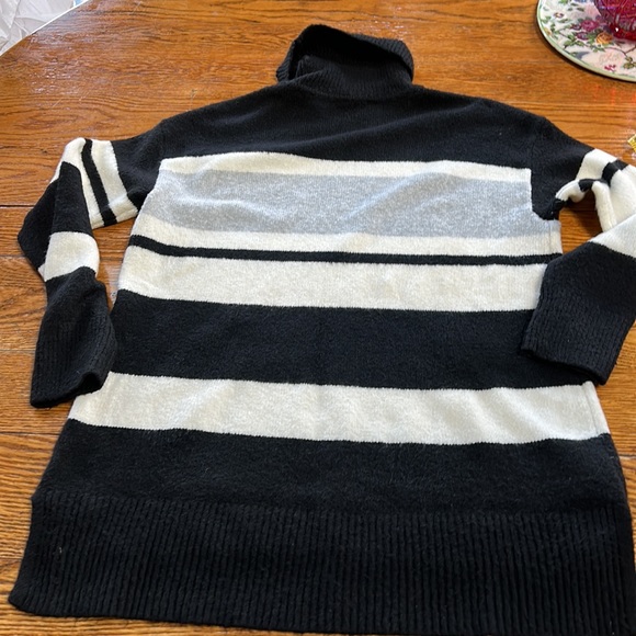 Talbots black/gray/winter white turtleneck sweater.  Size Large. Hi-lo hemline. - Picture 10 of 12